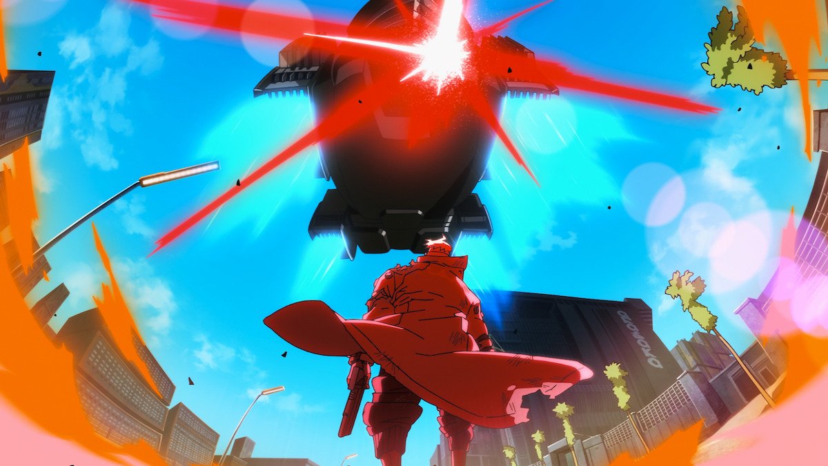 Fotograma oficial de Cyberpunk: Edgerunners 2 con un personaje de abrigo rojo disparando hacia una nave en llamas sobre un cielo azul de Night City
