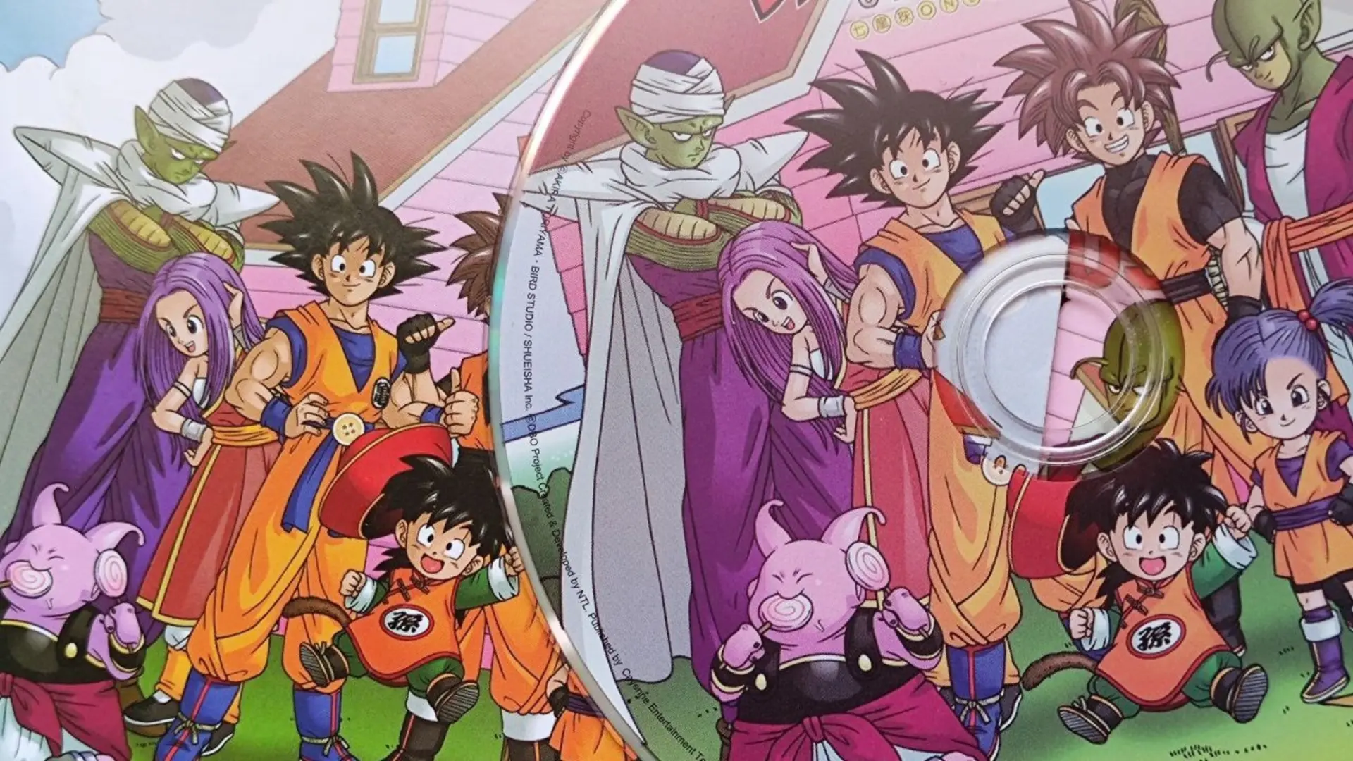 Ilustración oficial de Goku, Piccolo, Trunks y Gohan de niños en la Corporación Cápsula