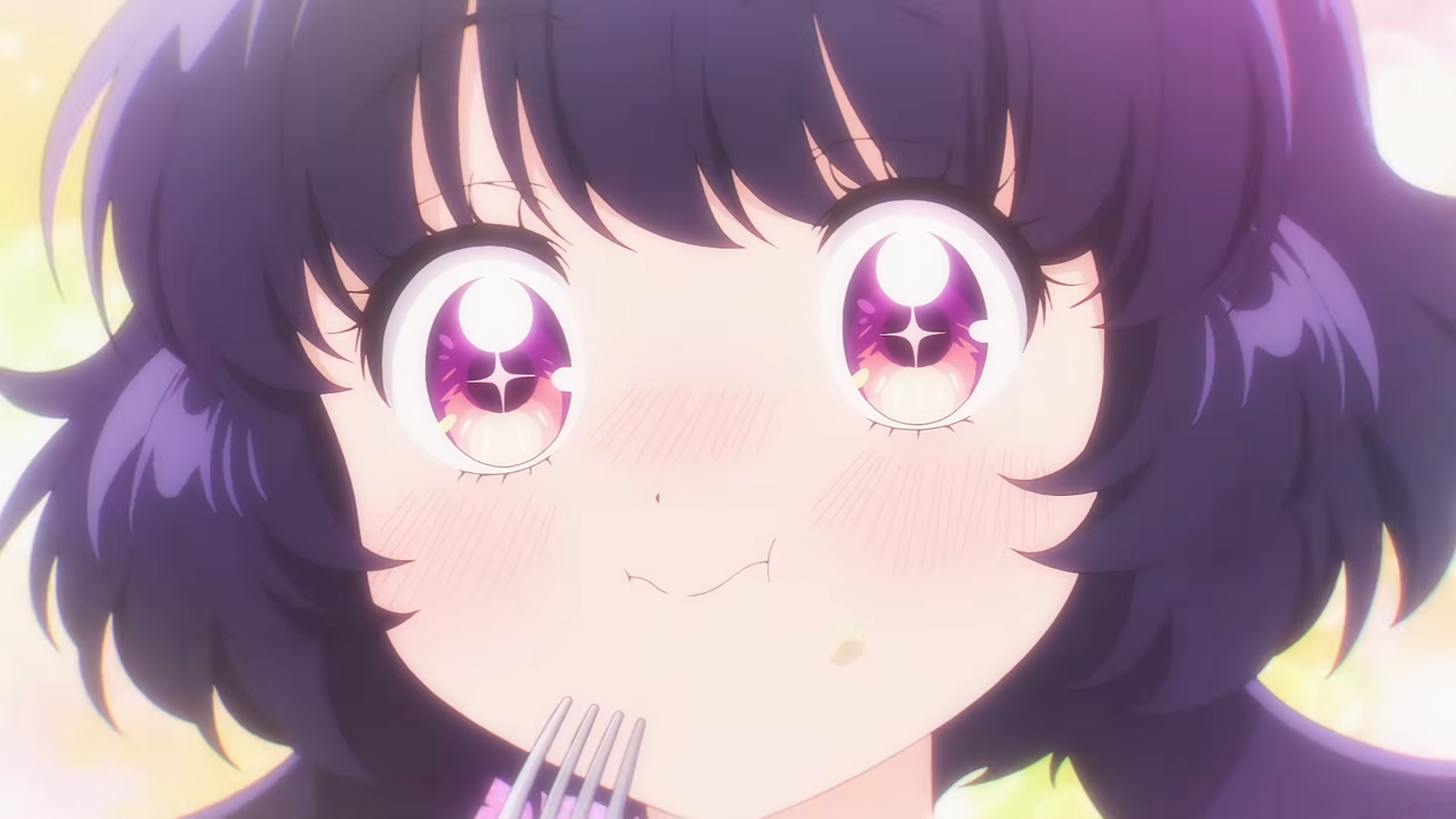 Fotograma del anime de Kaiju Girl Caramelise: Kuroe, con el pelo morado y las pupilas en forma de media luna, sonríe sonrojada mientras sostiene un tenedor