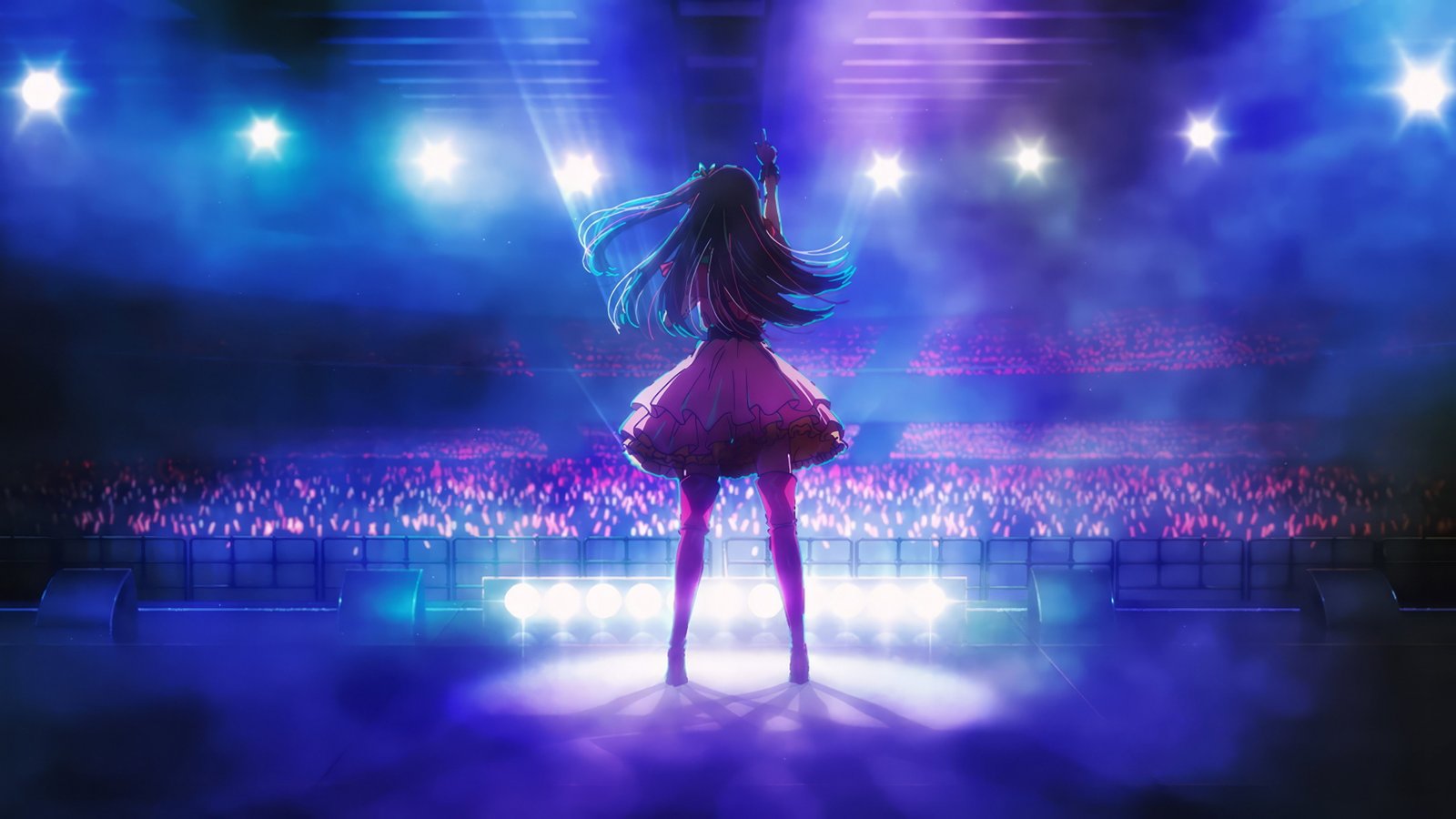 Ilustración oficial de una idol de Oshi no Ko de espaldas sobre un escenario, alzando la mano ante el público entre focos morados