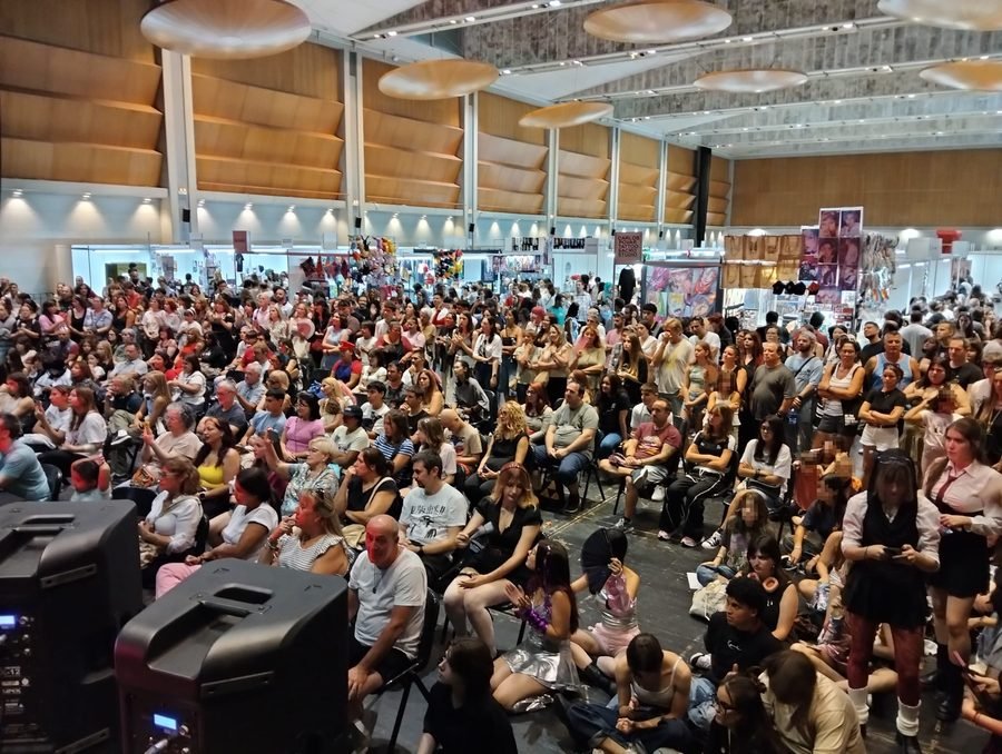 Público asistiendo a una actividad en la edición 2025 de Ultimate Manga, con puestos de expositores alrededor de la sala